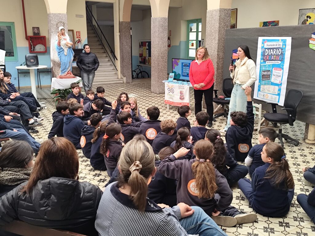 Nahir Libonatti y Giovanna Gil Álves durante la presentación del libro junto a los alumnos