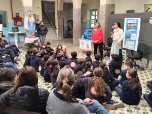 Nahir Libonatti y Giovanna Gil Álves durante la presentación del libro junto a los alumnos