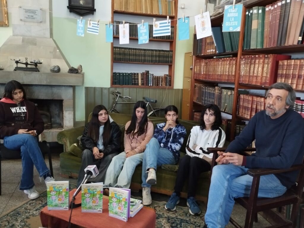 Los jóvenes y el profesor Vittorio Pilone en la presentación del libro.
