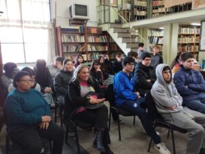 Alumnos, autoridades y amigos de los/as jóvenes escritores/as acompañaron la presentación.