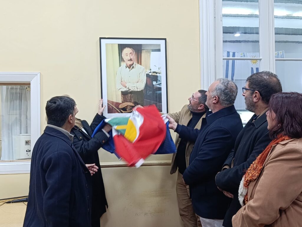 Momento del descubrimiento del retrato de Seregni en la Junta Departamental
