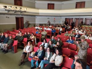 Autoridades y público presentes en la actividad