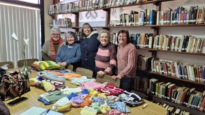Grupo Arañitas Unidas de Minas, con varias de las prendas prontas para donar
