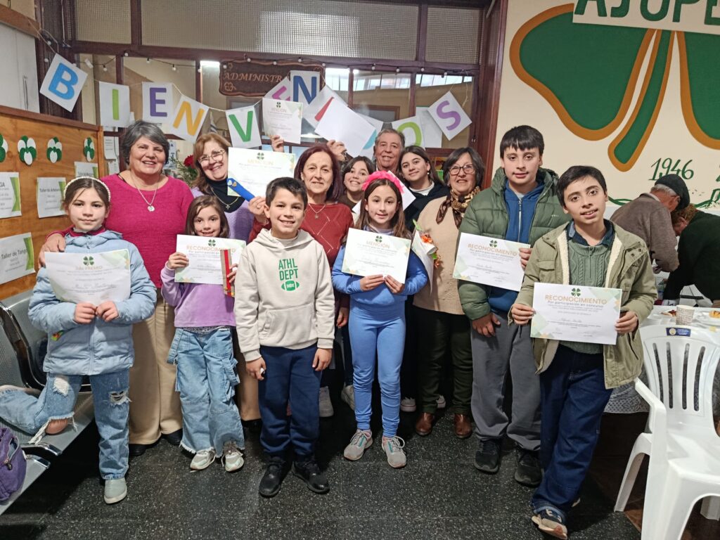 Niñas, niños, abuelos y abuelas, ganadores, menciones y reconocimientos. Todos ganan. (Fotos gentileza de AJUPEL)