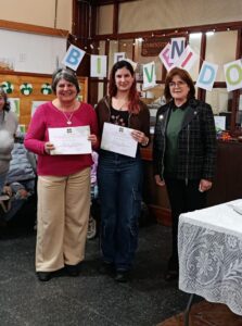 Segundo premio Mirtha Martirena y su nieta Melisa Sosa y la jurado profesora Silvia Rama. (Fotos gentileza de AJUPEL)