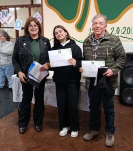 Primer premio Walter Ramón Cejas, su nieta Agustina Cejas Tellechea y la jurado profesora Silvia Rama. (Fotos gentileza de AJUPEL)