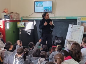 Policía comunitaria frente a pre escolares (Foto: Prensa Jefatura de Policía de Lavalleja)