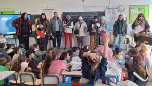 Actividad con Mesa de personas adultas en Mariscala recorriendo centros educativos