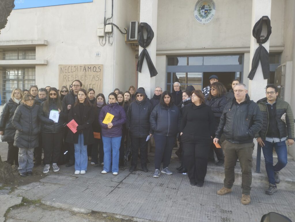 Docentes de la Escuela Técnica de Minas ayer por la mañana concentrados frente a la institución.