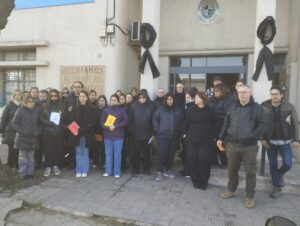 Docentes de la Escuela Técnica de Minas ayer por la mañana concentrados frente a la institución.