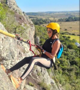 El rapel, que nació como una actividad típica de montaña, es ahora accesible para muchas personas. Y muy divertida si se hace siguiendo las estrictas reglas de seguridad que requiere.