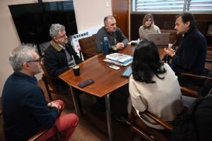 Stefano Pettinato con el intendente Ximénez y su equipo de trabajo (Foto: Prensa IDL)