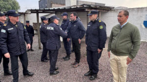Entrega de distintos jerárquicos a policías que ascendieron este año (Foto: Prensa Jefatura de Policía de Lavalleja)