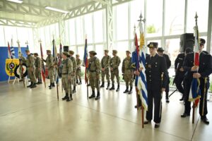 Delegaciones militares y policiales con sus pabellones (Foto: Prensa IDL)