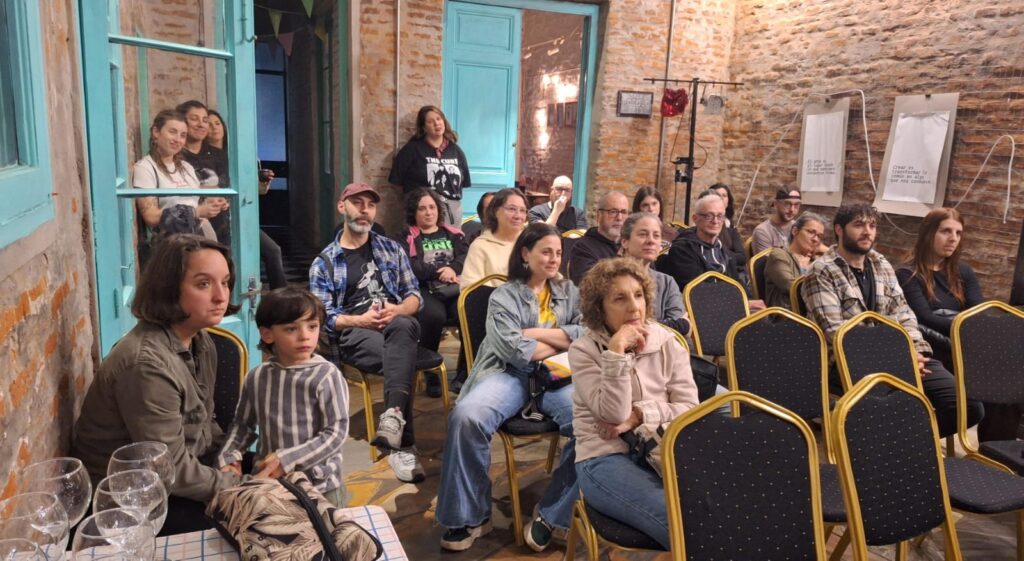 Pilar Barreiro y el público atrapado por la proyección del documental en La Casa Encantada. (Foto gentileza de Paola Ferreira)