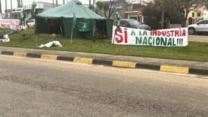 Funcionarios en conflicto de FNC Planta Minas instalaron una carpa en la entrada a Minas