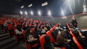 Cine Doré colmado de adolescentes invitados a presenciar el documental. (Foto gentileza de Paola Ferreira)