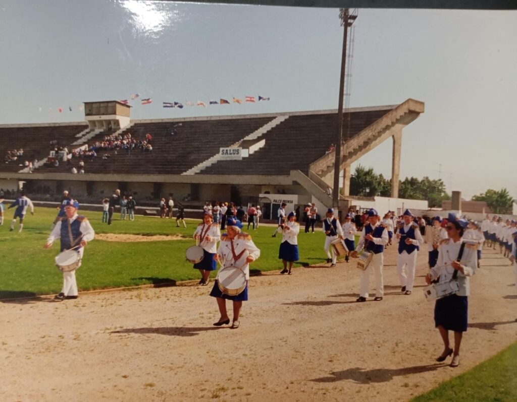 Una delegación de Amistad y Alegría desfilando en el Estadio Municipal hace muchos años