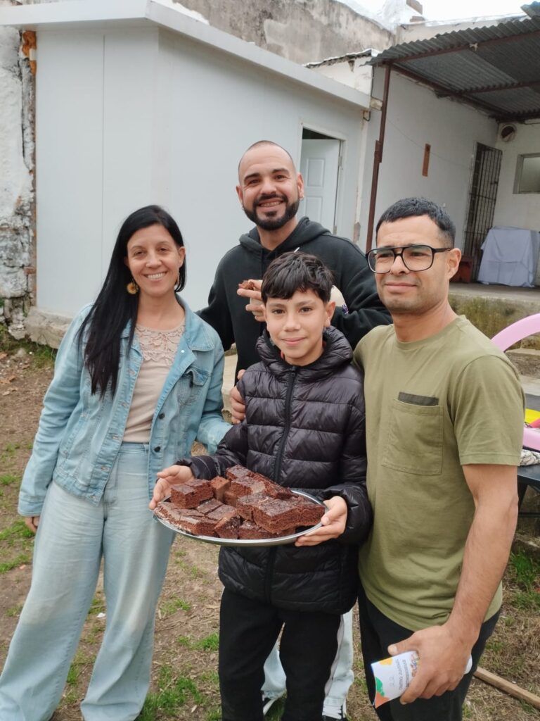 Coordinadora Natalia Dorta y educadores Leonardo Lescano y Manuel Vera y un joven tallerista de Entresierras.