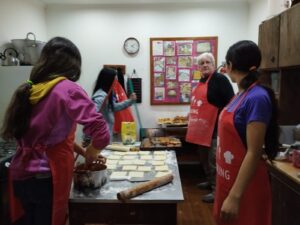 Taller de gastronomía, trabajando e invitando, para comprobar las exquisiteces que allí se preparan.