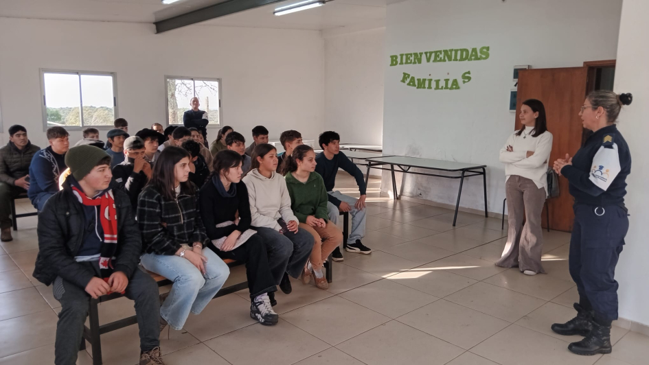 Charla en Escuela Agraria de Pirarajá (Foto: Prensa Jefatura de Policía de Lavalleja)