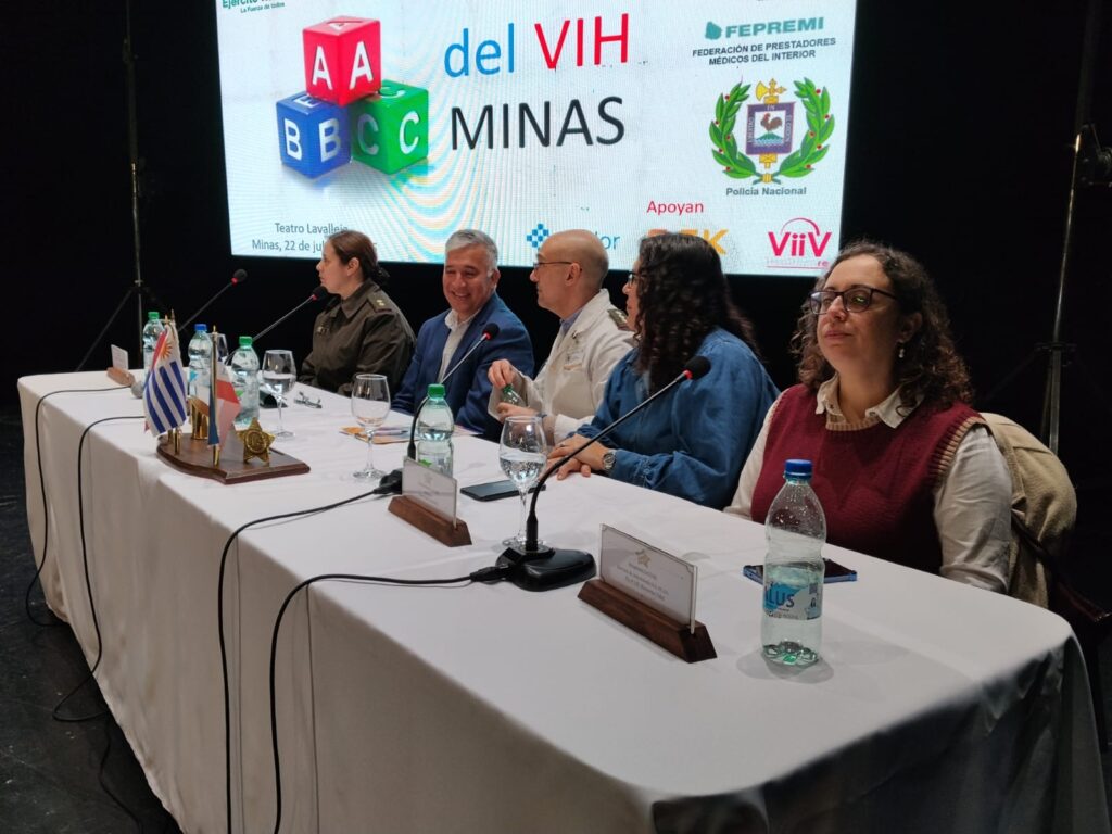 Médicos que disertaron sobre el VIH.