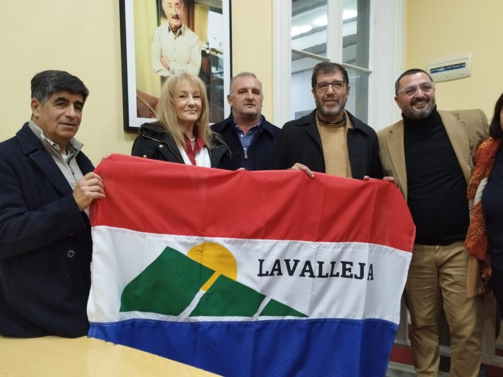A la vicepresidenta Carolina Cosse se le obsequió la bandera de Lavalleja después de descubrirse el cuadro.