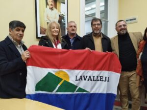 A la vicepresidenta Carolina Cosse se le obsequió la bandera de Lavalleja después de descubrirse el cuadro.