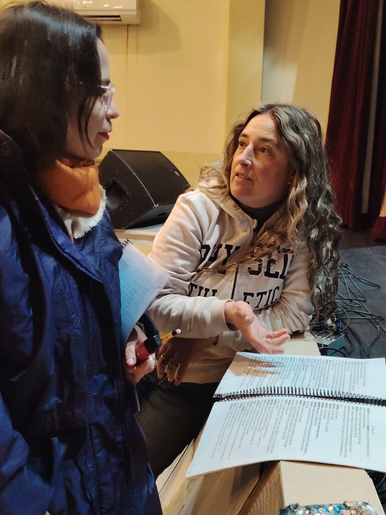 Raquel Silva y la puesta en escena de “Damas y caballeros”.