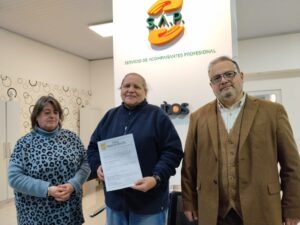 Rodrigo Hernández, junto a la ganadora del sorteo Marta Aldabalde y la escribana Miriam Chappe que supervisó el sorteo.