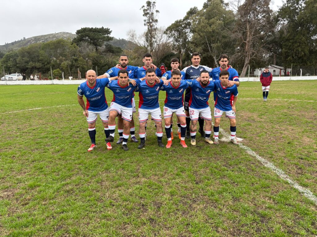 Nacional de Minas logró una gran victoria ayer en Piriápolis goleando 5 a 0 a domicilio y esta entre los 8 mejores de la Copa “B”. Parados: Rudy Viera, Lucas Bon, Maximiliano Cartalla, Martín Fungi, Manuel Bitancurt. Agachados: Edgardo Velozo, Felipe Villalba, Alexander Garandán, Emanuel Hernández, Franco Mena, Santiago Hernández. (Foto: desde Piriápolis por Gonzalo Martínez).