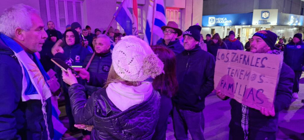 Funcionarios Municipales realizaron una marcha anoche