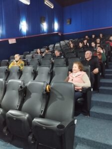 Instalaciones del Cine Doré y los invitados a la charla.