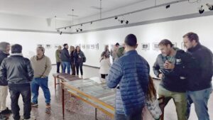El público acompañó la inauguración de la muestra fotográfica “Contacto” (Foto: Gentileza Paola Ferreira) 