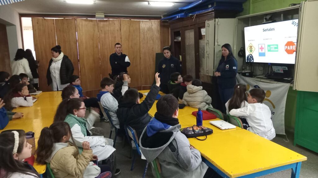 Charla en la Escuela 104 en el marco del Día Mundial del Peatón (Foto: Prensa Jefatura de Policía de Lavalleja)