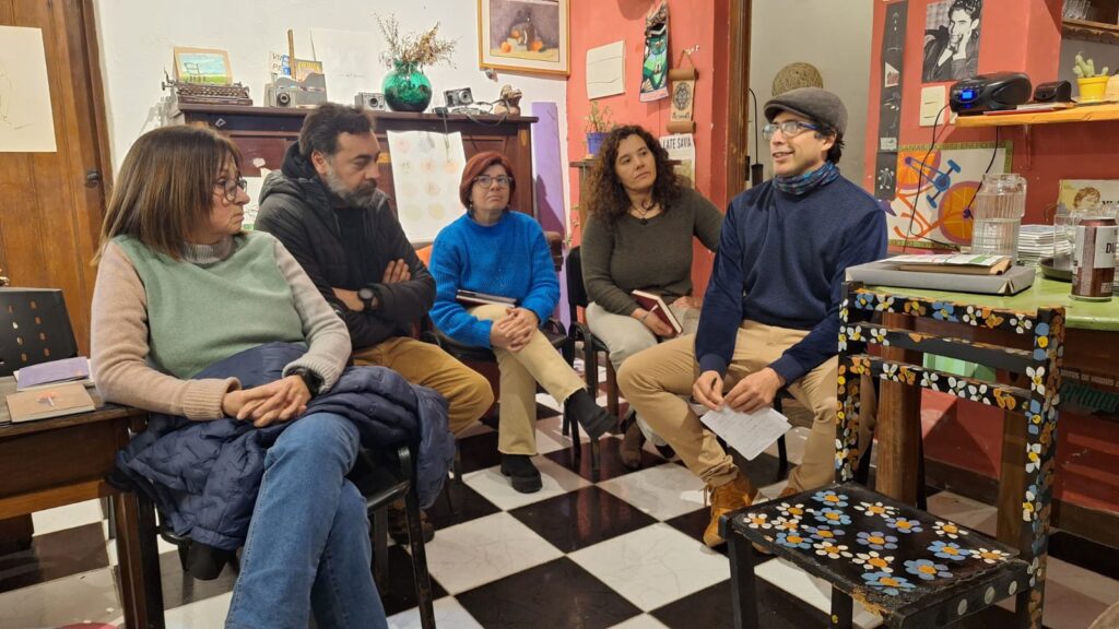 Fernando Morán y directiva de Casa Lorca presentaron la exposición “Paisajes”.