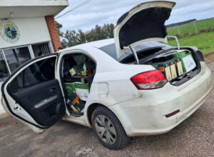 Auto con el contrabando (Foto: Prensa de Jefatura de Policía de Lavalleja)