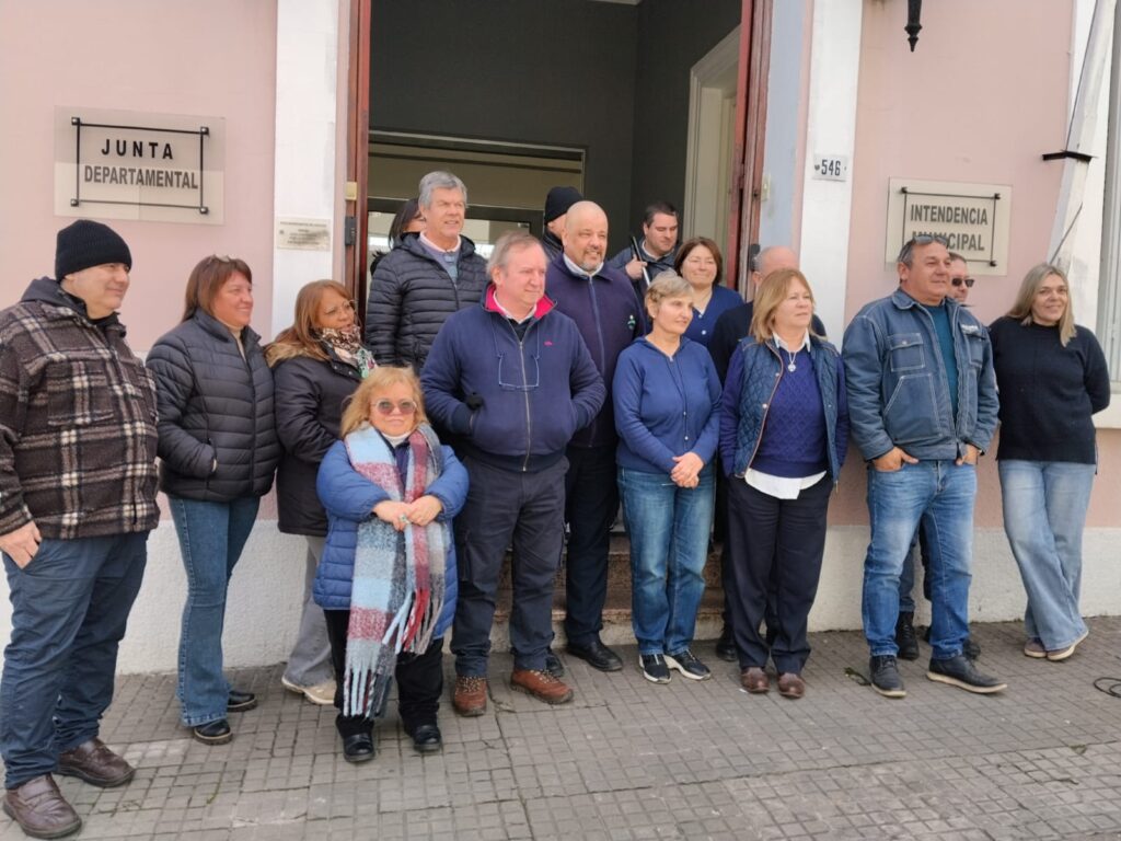 Funcionarios municipales próximos a jubilarse se reunieron ayer con la secretaria general de la IDL.
