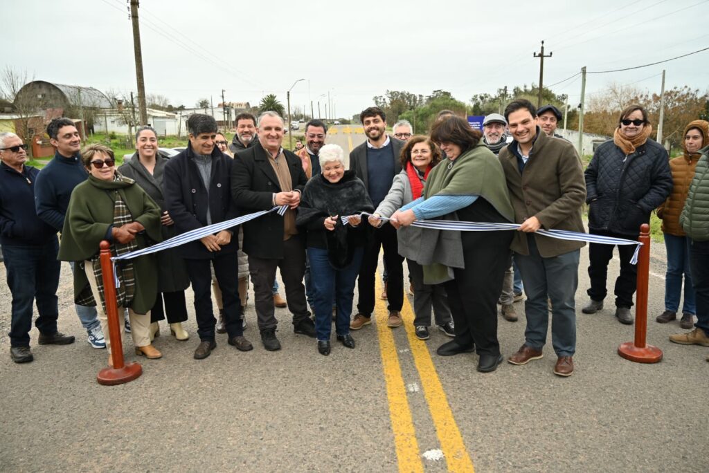 Autoridades y vecinos, inaugurando las obras viales de José Pedro Varela (Foto: Prensa IDL)