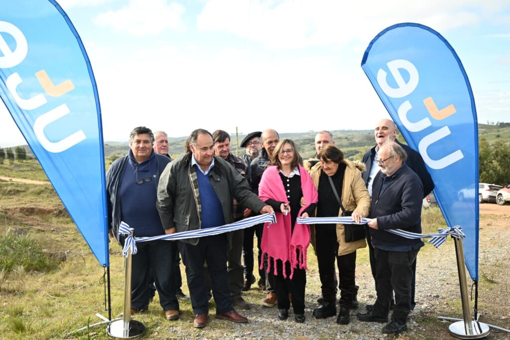 Autoridades y vecinos en la inauguración de la obra de electrificación rural en Molles de Aiguá