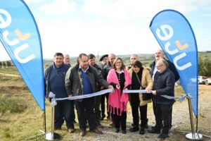 Autoridades y vecinos en la inauguración de la obra de electrificación rural en Molles de Aiguá