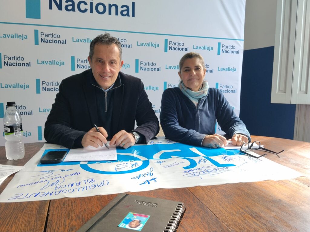 Mario García y Adriana Peña en conferencia de prensa realizada ayer.