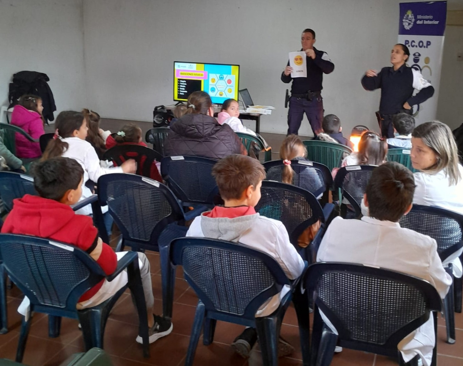 Talleres PCOP en centros educativos del interior del departamento (Foto: Prensa Jefatura de Policía de Lavalleja)