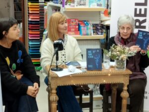 Inés Suárez, Stella García y Rosario “Charo” Rodríguez en la presentación del libro “Renacer después de un ACV”