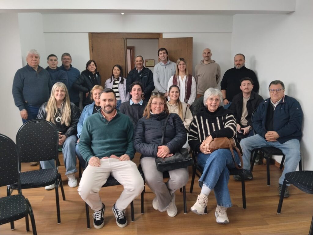 Leandro Diano y Nicolás Moreira del CCIL, junto a comerciantes que integran el Modo Minas