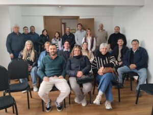 Leandro Diano y Nicolás Moreira del CCIL, junto a comerciantes que integran el Modo Minas