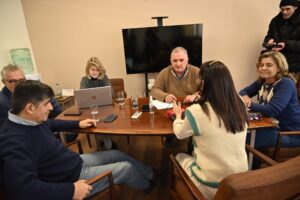 Javier Umpiérrez, Alexandra Inzaurralde, Daniel Ximénez y Adriana Peña se reunieron en el despacho del intendente (Foto: Prensa IDL)