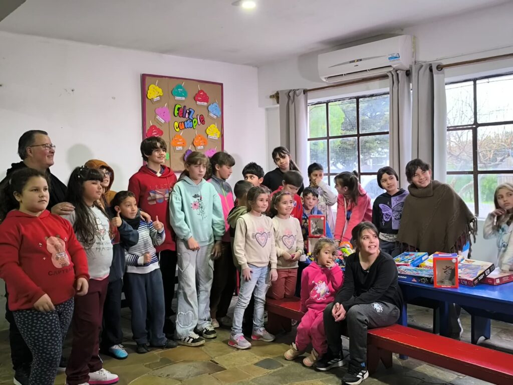 Entrega de juguetes a los niños del Centro de Barrio Reyes Terra