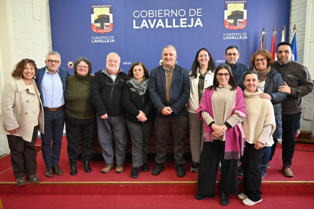 Autoridades de la IDL y del Comité Departamental de Plan CAIF (Foto: Prensa IDL)
