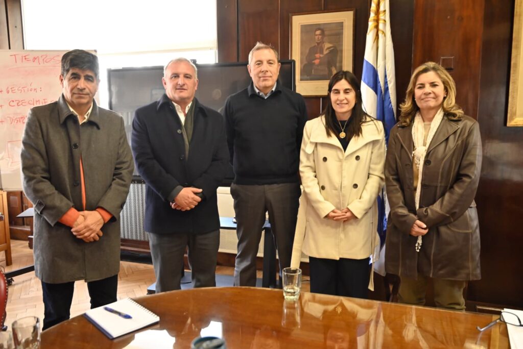 Importante reunión entre el ministro Oddone, el intendente Ximénez y legisladores del departamento por tema FNC (Foto: Prensa IDL)